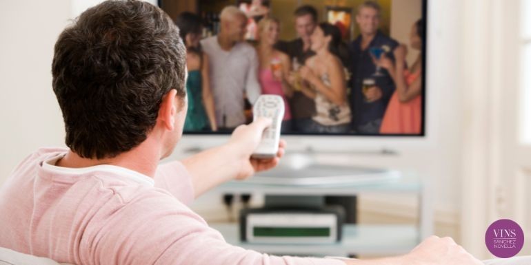 El vino en la pequeña pantalla: cuando la cultura vinícola se cuela en las series de televisión